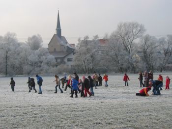 Die Kindergottesdienstkinder bei einer Winterwanderung mit dem Blick zur Nikolaikirche